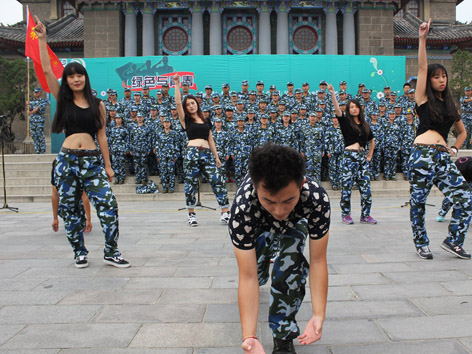 2014级新生在全校军训歌咏比赛中喜获佳绩1